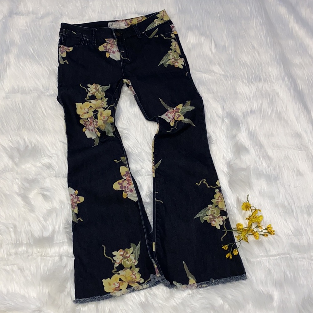 Free Feople Floral Boho Fray Hem Flare Jeans 27 - Picture 4 of 13